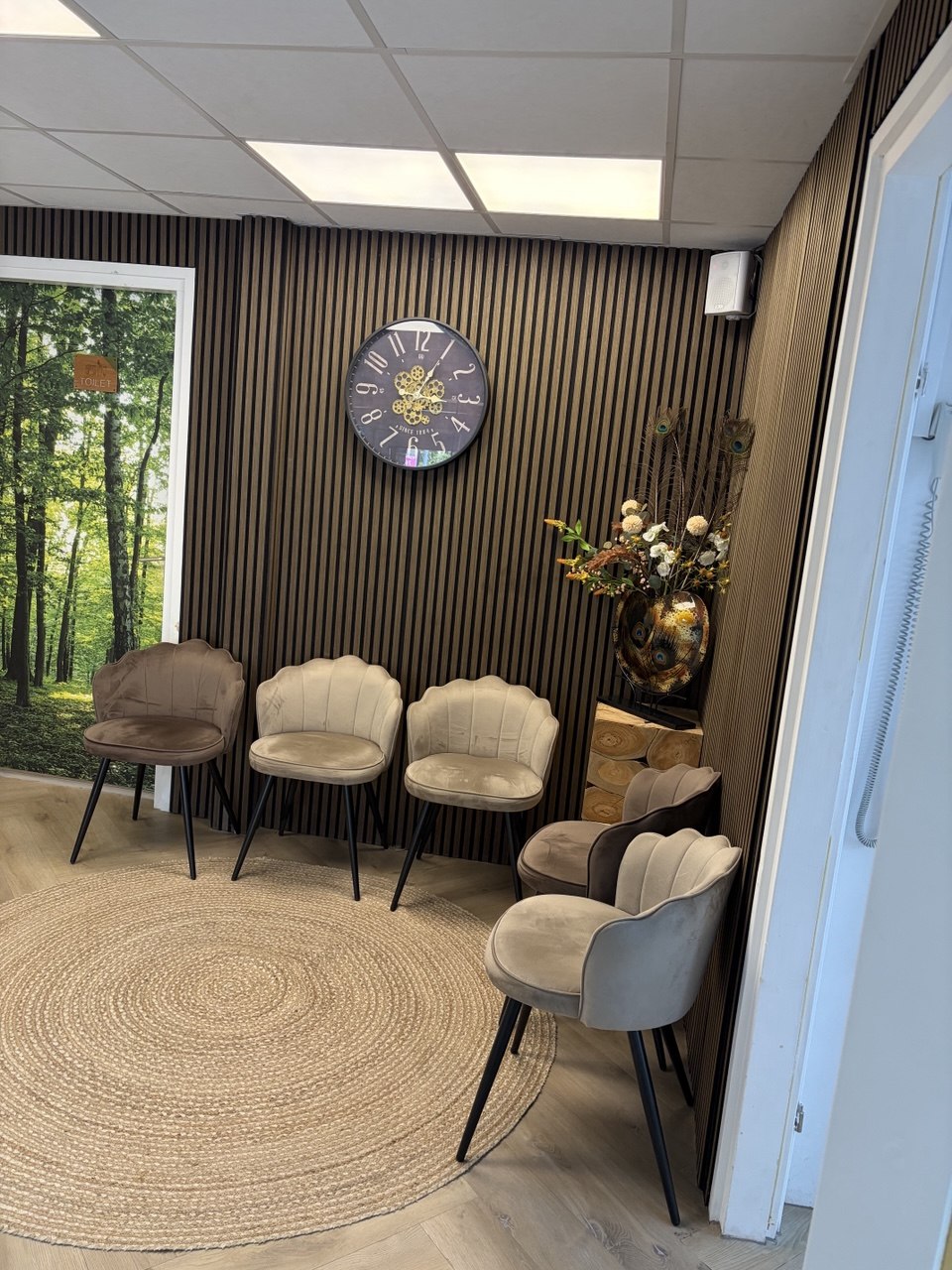 Onze wachtkamer met comfortabele stoelen